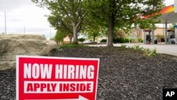 지난 5일 펜실베이니아주 버틀러 카운티 크랜베리 타운쉽 주유소에 채용 안내문이 붙어있다.