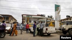 People queue with their vehicles to buy fuel at a fuel station in Agege district in Lagos, Nigeria, April 5, 2016. 