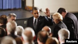 Presiden Barack Obama tiba dalam upacara doa bersama di SMA Newtown untuk para keluarga korban penembakan massal di SD Sandy Hook di Newtown, Connecticut (16/12). (Foto: Reuters)