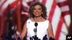 Ketua Konvensi Nasional Partai Demokrat, anggota Kongres AS Debbie Wasserman Schultz, membuka acara konvensi di Charlotte, North Carolina (4/9). 
