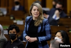 加拿大外长梅拉妮·乔利(中文又名赵美兰)在渥太华议会大厦下议院的质询期间发表讲话。(2022年2月14日)