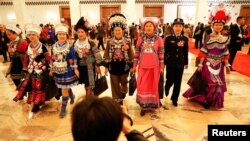 Delegati odlaze posle ceremonije otvaranja Nacionalnog narodnog kongresa u Velikoj dvorani naroda u Pekingu, 5. mart 2018. (REUTERS/Damir Sagolj)