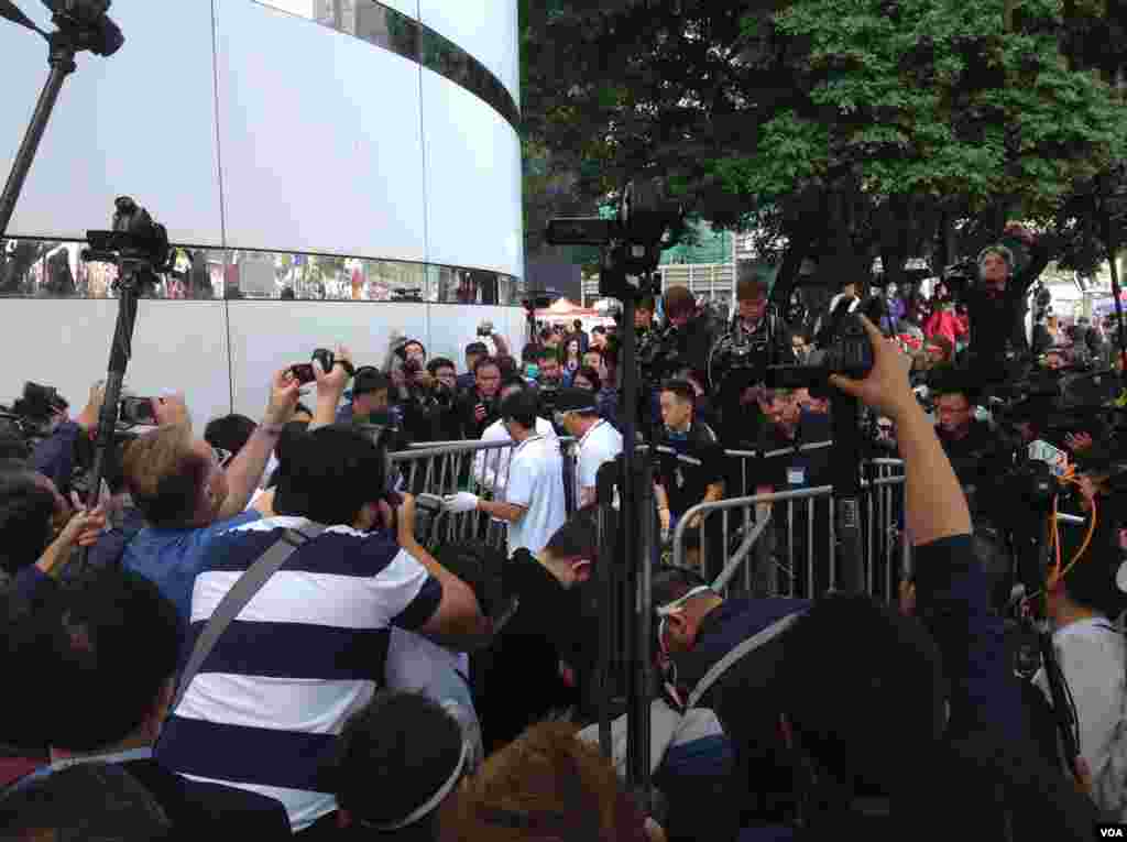 高等法院执达主任在金钟中信大厦展开清理障碍物行动（美国之音海彦拍摄）