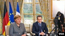 Kanselir Jerman Angela Merkel dan Presiden Perancis Nicolas Sarkozy memberikan keterangan pers setelah pertemuan di Istana Elysee, Paris (6/2).