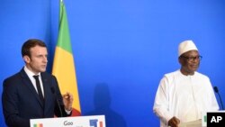Le président français Emmanuel Macron, à gauche, et son homologue malien Ibrahim Boubacar Keita, lors d'une conférence de presse à Gao, le 19 mai 2017.