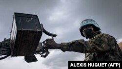 Un soldat de la paix rwandais de la Minusca en République centrafricaine patrouille à Bangassou le 3 février 2021.