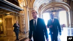 Penyidik Khusus Robert Mueller meninggalkan Gedung Capitol setelah pertemuan tertutup dengan anggota Komite Kehakiman Senat tentang campur tangan Rusia dalam pemilihan dan kemungkinan hubungan dengan kampanye Trump, di Washington, Rabu, 21 Juni 2017. (Foto: dok).