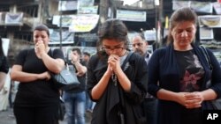 Iraqi Christians pray at the scene of a massive truck bomb attack in Karada neighborhood, Baghdad, Iraq, July 5, 2016. (AP Photo/Hadi Mizban)