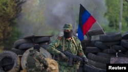 Penjaga kelompok separatis pro-Rusia di sebuah pos pemeriksaan dekat kota Slovyansk, Ukraina timur (2/5).