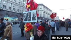 俄共与中共关系虽好，但俄共仍然大谈中国威胁。2012年11月7日，俄共在莫斯科举行十月革命游行纪念活动。（美国之音白桦摄）