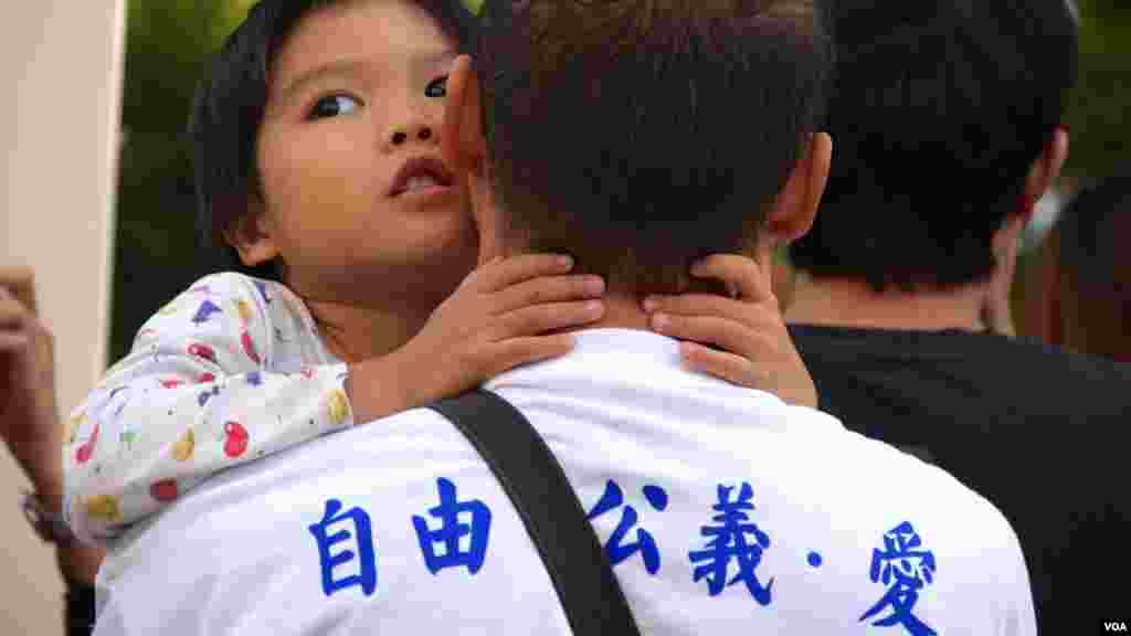 示威也有爱（美国之音国符拍摄）