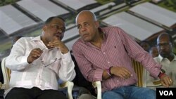 Perdana Menteri Haiti Garry Conille (kiri) berbicara dengan Presiden Michel Martelly pada acara di Cap Haitien, Haiti (foto: dok).