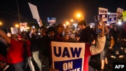 전미자동자노조(UAW) 조합원들이 15일 미시간주 웨인에 있는 포드 공장 앞에서 시위하고 있다.