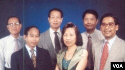 លោក ឈឹម ផន (ទី​៣​រាប់​ពី​ឆ្វេង) ថត​ជាមួយ​បុគ្គលិក​វីអូអេ​ ខេមរភាសា​ក្នុង​ឆ្នាំ​១៩៩៩។