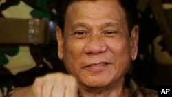 菲律宾总统杜特尔特在访问军营时的握拳姿态（2016年8月25日）