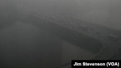 2014年7月3日雾霾中的天津公路（美国之音/史蒂文森）