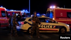 Des soldats et les secours français sur le lieu où plusieurs dizaines de personnes ont été tuées dans une attaque menée à l’aide d’un camion à Nice, France, 14 juillet 2016. REUTERS / Eric Gaillard