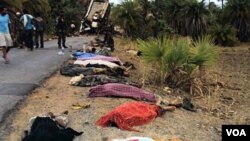 Para korban tewas akibat bis penumpang yang meledak setelah menabrak ranjau darat yang ditanam oleh kelompok Maois-India, 17 Mei 2010.