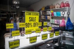 지난달 19일 미국 뉴욕 메디슨가의 상점에 폐점 세일을 알리는 안내문이 붙여져 있다.