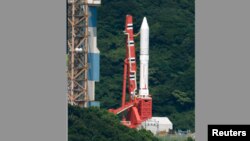 Roket Epsilon terlihat di landasan peluncuran pesawat antariksa "Uchinoura Space Center" di kota Kimotsuki, prefektur Kagoshima, Jepang (27/8).