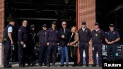 조 바이든 미국 대통령이 24일 추수감사절을 맞아 휴가를 보내고 있는 메사추세츠주 낸터킷의 소방서를 방문했다.