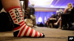 Pendukung Presiden AS Donald Trump mendengarkan manajer kampanye untuk kampanye pilpres Trump 2020 berbicara di konvensi di Indian Wells California, 7 September 2019.