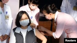 លោកស្រី​ប្រធានាធិបតី​កោះតៃវ៉ាន់​ចាក់​វ៉ាក់សាំង​ផលិត​ក្នុង​ស្រុក​ដូសទី១​កាលពីថ្ងៃ​ទី២៣ ខែសីហា ឆ្នាំ២០២១។ (Reuters/Annabelle Chih)