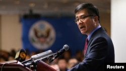 Duta Besar AS untuk China Gary Locke memberikan pidato perpisahan di Beijing American Center, Beijing (26/2). 