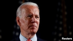 Kandidat capres yang diusung Partai Demokrat, Joe Biden, berbicara tentang respons terhadap wabah virus corona di Wilmington, Delaware, AS, 12 Maret 2020. (Foto: Reuters)