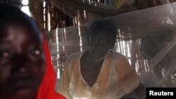 Seorang perempuan Sudan yang menderita malaria duduk di tempat perawatan "darurat" di dalam rumahnya di Golo, Fashoda, Sudan (foto: ilustrasi). 