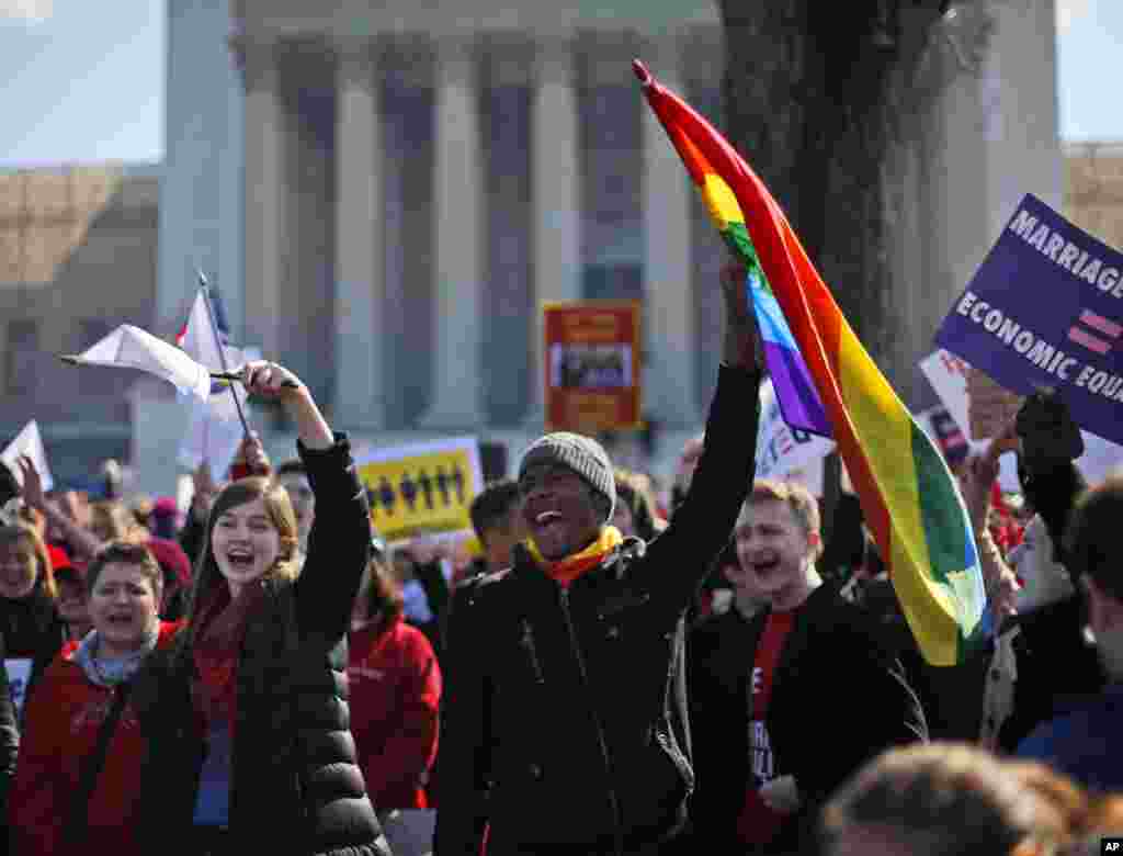 Para demonstran menyerukan slogan-slogan di depan Mahkamah Agung di Washington (26/3) saat para hakim agung mendengarkan argumen Undang-Undang Proposition 8 di California yang melarang pernikahan sejenis.&nbsp; (AP/Pablo Martinez Monsivais)