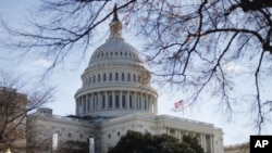 Seorang anak perempuan Suriah memegang masker oksigen pada wajah adiknya yang masih bayi di sebuah rumah sakit darurat pasca serangan gas di kota Douma, pinggiran Damaskus. Sedikitnya 21 orang, termasuk anak-anak tewas, akibat sesak napas.