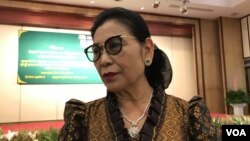 អ្នកស្រី ​​ហង់ លីណា អគ្គ​នាយក​វិទ្យាស្ថាន​ជាតិ​​ស្ថិតិ​ប្រាប់​អ្នកសារ​ព័ត៌មាន​ក្រោយ​បញ្ចប់​ពិធីប្រកាស​លទ្ធផល​​ជំរឿន​បណ្តោះ​អាសន្ន នៅ​ថ្ងៃទី​៧ ខែសីហា ឆ្នាំ២០១៩។ (កាន់ វិច្ឆិកា/VOA)