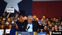 미 대선 민주당 경선 후보인 버니 샌더스 상원의원이 22일 네바다주에서의 승리가 발표된 후 텍사스 샌안토니오에서 지지자들과 함께 축하하고 있다. 