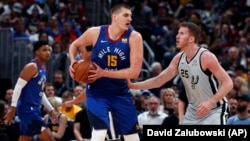 Nikola Jokić i Jakob Peltl u prvom poluvremenu pete utakmice prvog kola NBA plej-ofa (Foto: AP/David Zalubowski)