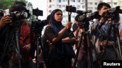 Protes di depan National Press Club setelah polisi menahan seorang jurnalis Prothom Alo, surat kabar harian lokal, menyusul penerbitan berita yang mengkritik kenaikan harga komoditas di Dhaka, Bangladesh, 30 Maret 2023. (Foto: Reuters)