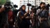 Para jurnalis meliput aksi protes anti pemerintah di Dhaka, Bangladesh (foto: dok). Bangladesh mencabut kredensial pers puluhan wartawan dalam tindakan "sensor" yang dikecam berbagai organisasi pro kebebasan pers. 