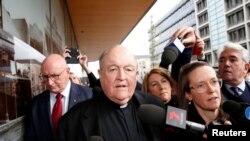 Namtan Uskup Agung Australia Philip Wilson meninggalkan Pengadilan Newcastle, Australia, 3 Juli 201. (Foto: dok).