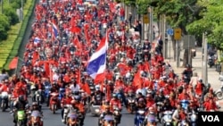 Ribuan demonstran anti pemerintah mengendarai motor pada sebuah pawai di Bangkok, 9 April 2010.