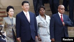 South Africa's President Jacob Zuma (R) wife Bongi Ngema (2nd R) welcome China's President Xi Jinping (2nd L) and wife Peng Liyuan for a working visit to South Africa, in Pretoria Mar. 26, 2013.