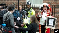 Tony Appleton, mengumumkan kelahiran bayi kerajaan di Lindo Wing, Rumah Sakit St. Mary's, London, 2 Mei 2015 (AP Photo/Alastair Grant).