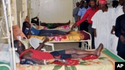 Para korban luka-luka serangan bunuh diri dirawat di rumah sakit di Kano, Nigeria (25/2). Serangan bunuh diri kembali melanda Biu, Nigeria utara hari Kamis (26/2).