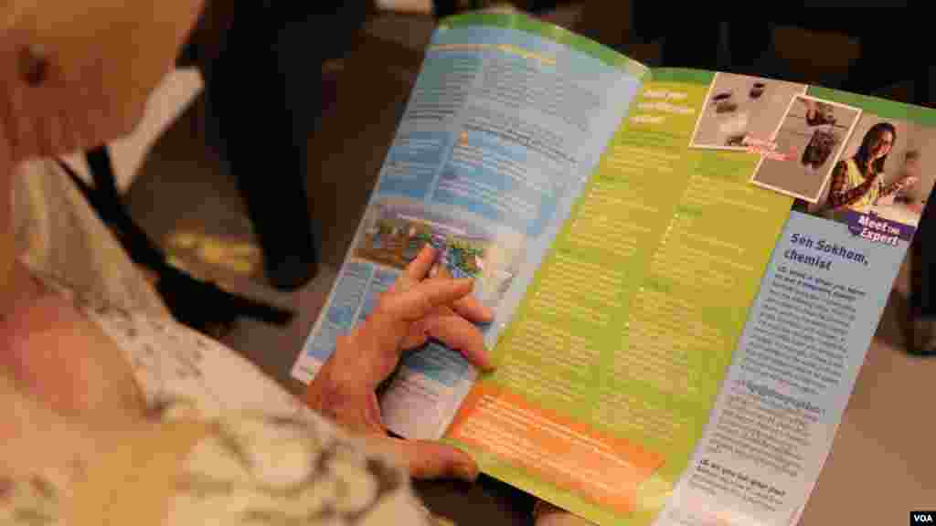 អ្នក​ចូលរួម​ម្នាក់​កំពុង​អាន​ទស្សនាវដ្តី&laquo;អ្នកវិទ្យាសាស្ត្រតូច​&raquo;នៅ​ក្នុង​ពិធី​សម្ពោធ​គម្រោង​STEM​ របស់​ស្ថានទូត​អង់គ្លេស​ប្រចាំ​កម្ពុជា ​ក្នុង​រាជធានី​ភ្នំពេញ​​ ​កាល​ពី​ថ្ងៃទី​៩ ខែវិច្ឆិកា​ ឆ្នាំ២០១៦។​​ (ហ៊ាន​ សុជាតា​/ VOA)&nbsp;