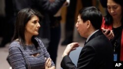 ឯកអគ្គរដ្ឋទូត​សហរដ្ឋអាមេរិក​ប្រចាំ​អង្គការ​សហប្រជាជាតិ​អ្នកស្រី​ Nikki Haley កំពុង​និយាយ​ជាមួយ​អនុរដ្ឋទូត​ចិន​លោក Wu Haitao កាលពី​ថ្ងៃទី​២២ ធ្នូ ២០១៧នៅ​ទីស្នាក់ការ​កណ្តាល​អង្គការ​សហប្រជាជាតិ​មុន​នឹង​ការ​បោះ​ឆ្នោតមួយ​ដើម្បី​ដាក់​ទណ្ឌកម្មលើ​កូរ៉េ​ខាងជើង។