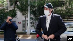 Bivši lični advokat predsednika Trampa, Majkl Koen ispred svog stana u Njujorku, 21. maja 2020. Koen je pušten iz federalnog zatvora u maju zbog pandemije koronavirusa, ali je ubrzo zatim vraćen u zatvor. 