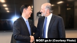 韩国副总理具润哲在华盛顿与美国商务部长卢特尼克会晤。(2025年7月29日)