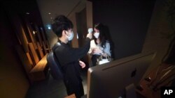 일본의 음식점 이용객이 입장 전에 체온을 재고 있다. (자료사진)