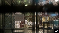 Un prisonnier de Camp 6, Guantanamo Bay, Cuba, le 7 juin 2014. (AP Photo/Ben Fox)