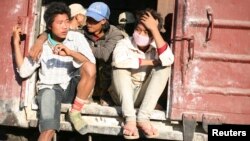 Kachindagi mojaro sababli minglab ishchi muhojirlar hududdan qochib chiqmoqda.