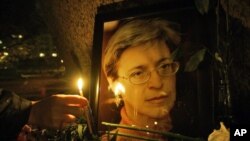 Seorang warga Rusia menyalakan lilin untuk menghormati mendiang Anna Politkovskaya, wartawan investigatif Rusia yang dibunuh. (Foto: Dok)